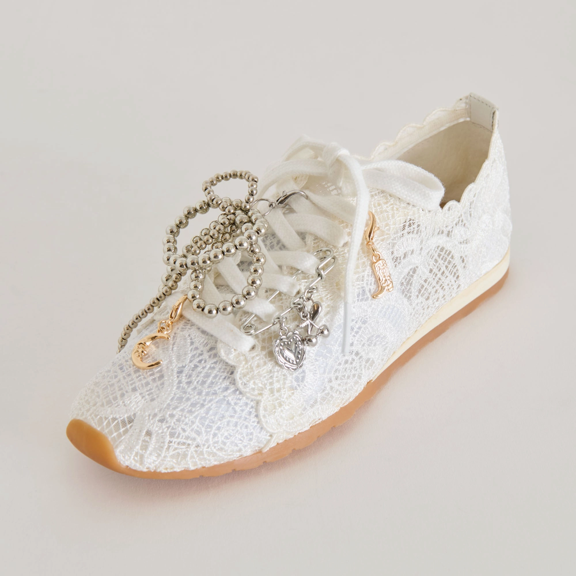 DAYANA SNEAKERS WHITE LACE   PIN CHARM BUNDLE
