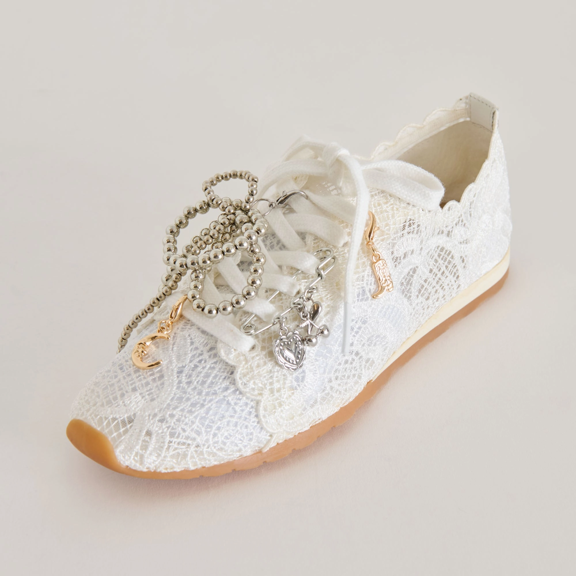 DAYANA SNEAKERS WHITE LACE   PIN CHARM BUNDLE